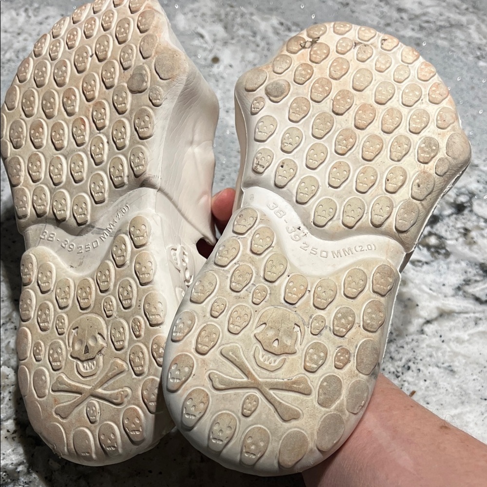 Skull Design White Slides - Size EU38.5 - Picture 7 of 8